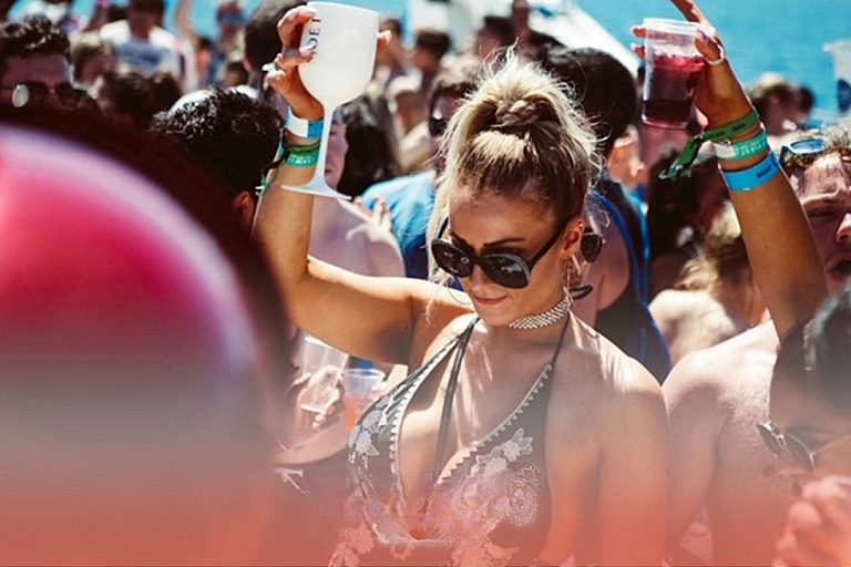 Beach party met sangria en zonnige sfeer